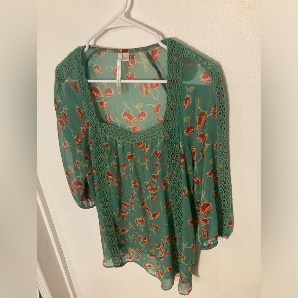 Beautiful Lauren Conrad blouse in size small. Green with flower design
